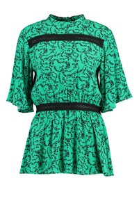 Blusa verde con patrón floral negro, mangas cortas acampanadas, tejido texturizado y detalles de encaje negro en la cintura y el pecho. Escote con volantes.