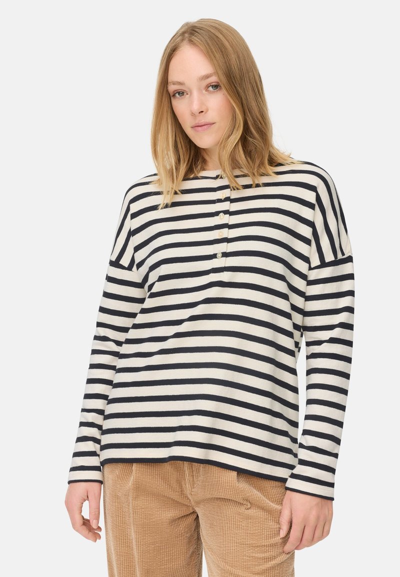 Gestreepte lange mouwen top in cream en marineblauw, met een ronde halslijn en een vijf knopen sluiting. Zacht katoen materiaal, ontspannen pasvorm.