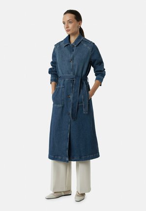 Denim trenchcoat in donkerblauw met schouderepauletten, knoopsluiting en strikriem. Voorzien van voorzakken en lange mouwen.