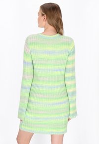 Rochie tricotată verde cu dungi orizontale de bleu deschis și roz. Are mâneci lungi și o textură riblonată. Lungime până la mijlocul coapsei.