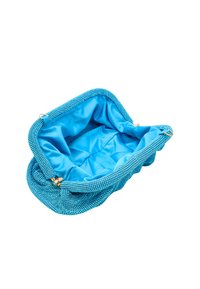 Borsa in tessuto blu con una superficie testurizzata, bordi ondulati e interno in satin liscio. Presenta una chiusura con clasp dorato e ampio spazio di archiviazione.