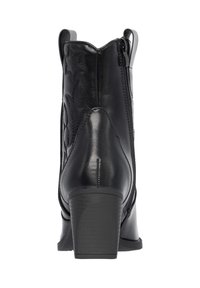 Botas de tobillo de cuero negro con suela de tacón, que presentan costuras decorativas y una cremallera lateral, punta estrecha y forma contorneada.