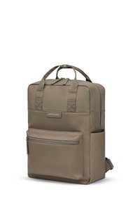 Khaki-Rucksack aus strapazierfähigem Material, mit doppelte Obergriffen, einer vorderen Reißverschlusstasche und verstellbaren Trägern. Sauberes Design ohne Muster.