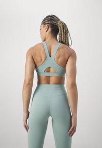Girlfriend Collective FLOAT ELLA SCOOP BRA - Športni modrček s srednjo podporo - chinoiserie