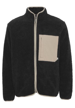 Giacca in fleece nera con tasca a toppa beige, colletto alto e chiusura con zip, rifinita con trim a contrasto lungo la zip e l'orlo.