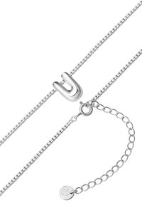 Srebrna verižica z U-oblikovanim obeskom, finimi vezmi in nastavljivo zaponko s krožnim čarom. Gladka kovinska tekstura.