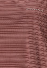 Rood gestreept sportshirt van textuurstof, met een prominent "ENDURANCE" logo in het wit aan de linkerkant.