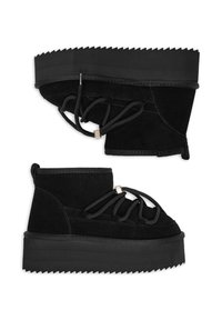 Tenisi negri din suede, cu glezna înaltă, având o talpă platformă groasă, dotată cu șireturi elastice și un trim din cauciuc texturat în partea de sus.