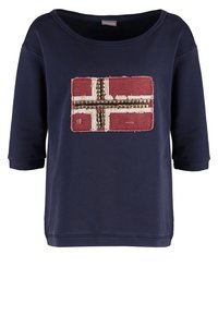 Felpa blu navy con maniche a tre quarti e design testurizzato della bandiera norvegese, con accenti rossi, bianchi e dorati sul davanti.