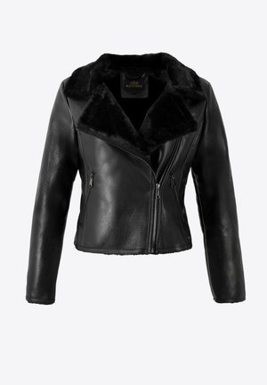 Chaqueta de cuero negra recortada con un ancho cuello de piel sintética, cierre de cremallera frontal y dos bolsillos laterales. Textura suave con detalles de diseño elegantes.