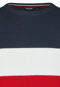 Gestrickter Pullover mit rundem Ausschnitt, der marineblaue, weiße und rote horizontale Streifen aufweist. Das Material wirkt strukturiert mit einem gerippten Finish.