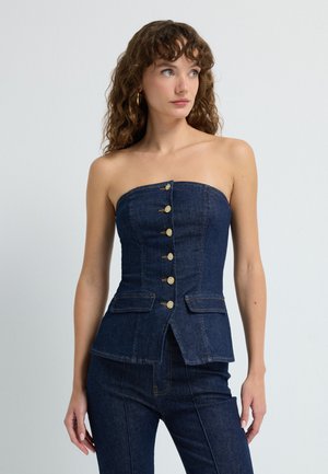 Donkerdenim strapless top met een fitted silhouet, voor knopen en twee opgestikte zakken. Beschikt over een peplum-zoom en contrasterende stiksels.