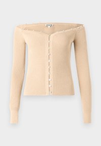 Μπεζ ριμπ πλεκτή ζακέτα τύπου off-shoulder με μακριά μανίκια και μια σειρά από μικρά ιριδίζοντα κουμπιά κατά μήκος του εμπρός μέρους και γύρω από το ντεκολτέ.