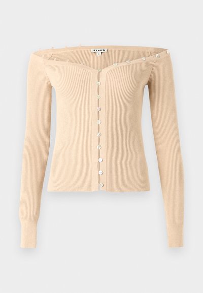 Μπεζ ριμπ πλεκτή ζακέτα τύπου off-shoulder με μακριά μανίκια και μια σειρά από μικρά ιριδίζοντα κουμπιά κατά μήκος του εμπρός μέρους και γύρω από το ντεκολτέ.