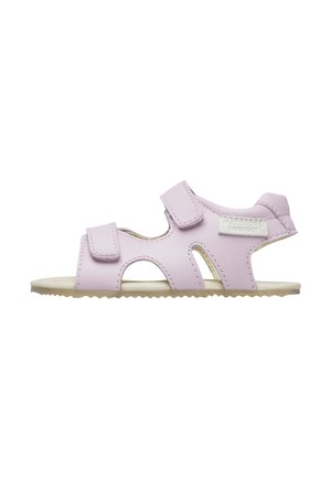 Sandales en cuir violet avec deux sangles Velcro ajustables, design découpé, et semelle en caoutchouc beige avec bord cranté.
