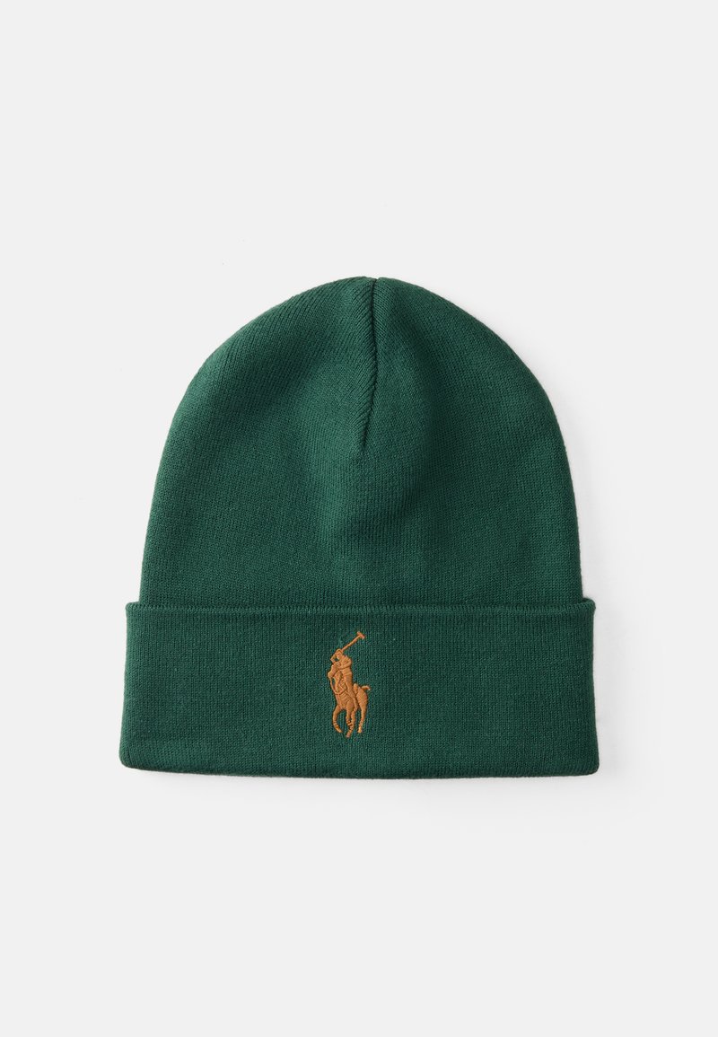 Gorro de malha verde com uma dobra, feito de um tecido suave, apresentando um logótipo bordado em contraste de um jogador de polo em dourado.