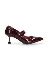 Bordeaux gepatineerde leren pump met spitse neus, gebogen zwarte hak en twee horizontale banden over de voorkant. Glad, glanzend textuur.