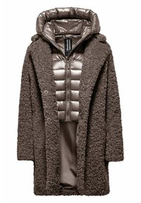 Bruine, gestructureerde buitenjas met een pluizige afwerking, gelaagd over een glanzende, gewatteerde binnenvest. Voorzien van een hoge kraag en ritssluiting.