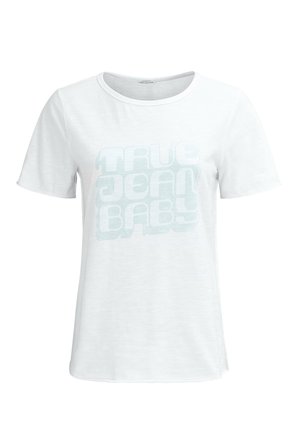 T-shirt blanc à manches courtes avec un imprimé graphique bleu clair portant la mention « TRUE JEAN BABY » dans une police en gras inspirée des années rétro.