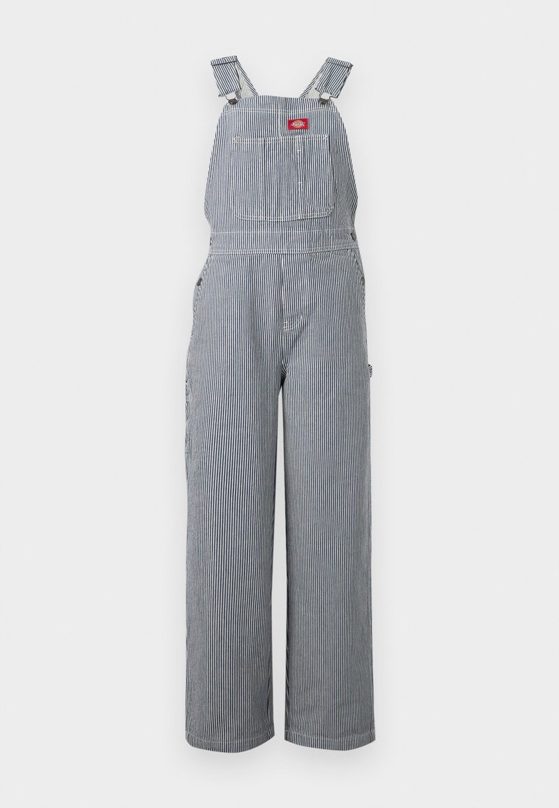 Salopette in denim a righe verticali blu e bianche con spalline regolabili e una tasca frontale sul petto con una patch rossa con il logo.