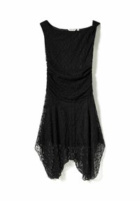 Fekete csipkebársony ruha kerek nyakkivágással, redőzött felsőrésszel és aszimmetrikus szegéllyel. Áttetsző textúra bonyolult virágmintával.