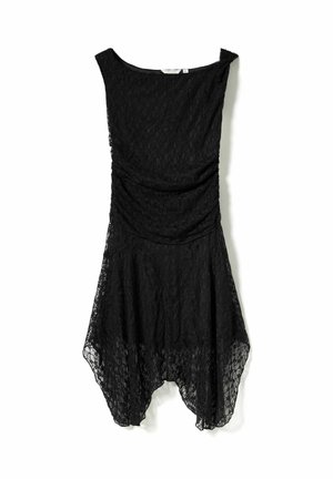 Czarna koronkowa sukienka z okrągłym dekoltem, marszczonym fasonem i asymetrycznym dołem. Przezroczysta tkanina z misternym wzorem kwiatowym.