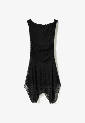 Črna čipkasta obleka z zaobljenim izrezom, nabranim pasom in asimetrično robom. Prosojna tekstura z zapletenim cvetličnim vzorcem.