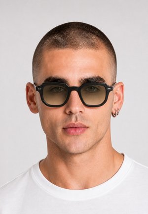 Gianni Kavanagh, Gafas de sol - green