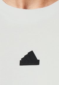 adidas Sportswear T-shirt con stampa - white