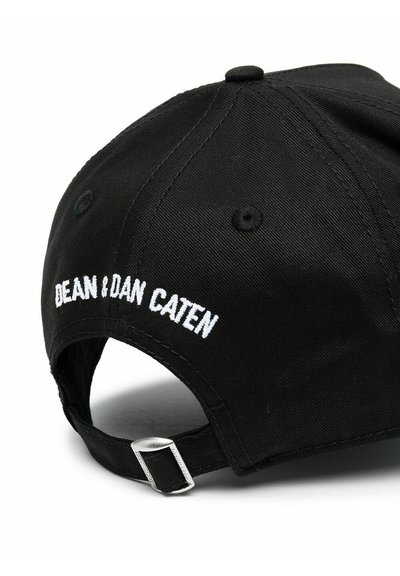 Casquette de baseball noire en coton avec une visière courbée. Présente le texte brodé en blanc "DEAN & DAN CATEN" à l'arrière. Bride métallique ajustable.