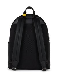 Melnas ādas mugursoma ar sieta detaļām, polsterētām plecu siksnām un augšējo rokturi. Ievērojama dzeltena akcenta cilpa un rāvējslēdzēja aizdare.