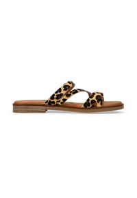 Sandalia deslizante de estampado de leopardo con dos correas cruzadas, tacón plano y suela en tono marrón. Fabricada en material texturizado con un acabado interior suave.