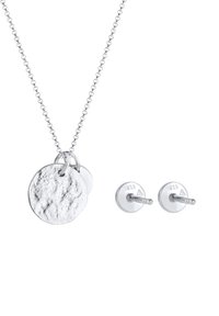Zilveren ketting met twee getextureerde ronde hangers en bijpassende zilveren stud oorbellen, met een gladde metalen afwerking en een sluiting met post.