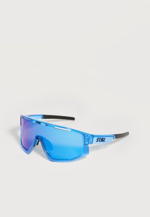 Ochelari sport de soare de tip wraparound cu lentile albastre reflectorizante, ramă albastră transparentă și capete negre ale tulpinilor, înclinate pe fundal alb.