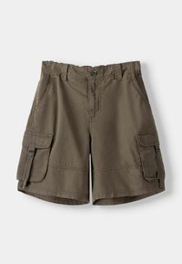 Kraftiga shorts i olivgrön tyg, med två sidofickor och dubbla cargofickor med lock, knäppning med knapp och bältesöglor.