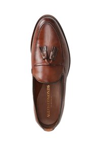 Braune Lederloafers mit gesticktem Design, ausgestattet mit Quastenakzenten an der Zehenpartie und einer runden Zehenbox. Das Innere zeigt den Markennamen.