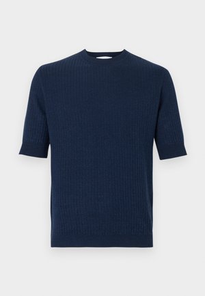 Pull à manches courtes en maille bleu marine avec une texture côtelée et un col rond. Présente une coupe décontractée et une finition lisse.