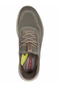 Scarpa sportiva marrone chiaro con tomaia in mesh traspirante, motivo testurizzato, lacci piatti e soletta imbottita con dettaglio giallo.