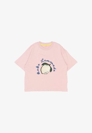 Roze katoenen t-shirt met korte mouwen, featuring een limoen grafiek met pailletten en de tekst "Maak Limonade" in het blauw. Ronde hals met gele accent.