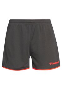 Pantalones cortos deportivos negros con una cinturilla elástica, presentan acentos rojos a lo largo del dobladillo y un logo en la parte inferior izquierda delantera. Hechos de un tejido ligero.