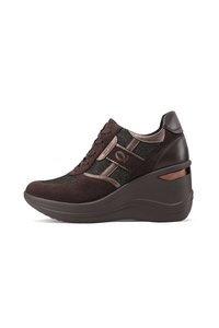 Sneaker con zeppa in suede marrone e rete, con lacci, caratterizzate da suola marrone scuro e accenti metallici. Parte superiore testurizzata con pannelli a contrasto.