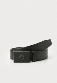 Zwarte leren riem met een gestructureerd oppervlak, voorzien van een rechthoekige metalen gesp met een reliëflogo en verstelbare gaatjes voor maatwerk.