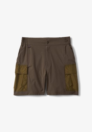 Pantalones cortos cargo marrones con cintura elástica, cierre de botón y grandes bolsillos con solapa verde oliva a cada lado.