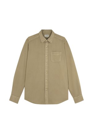 Camisa beige de manga larga con botones, cuello abotonado y un solo bolsillo en el pecho, mostrada extendida sobre un fondo blanco.