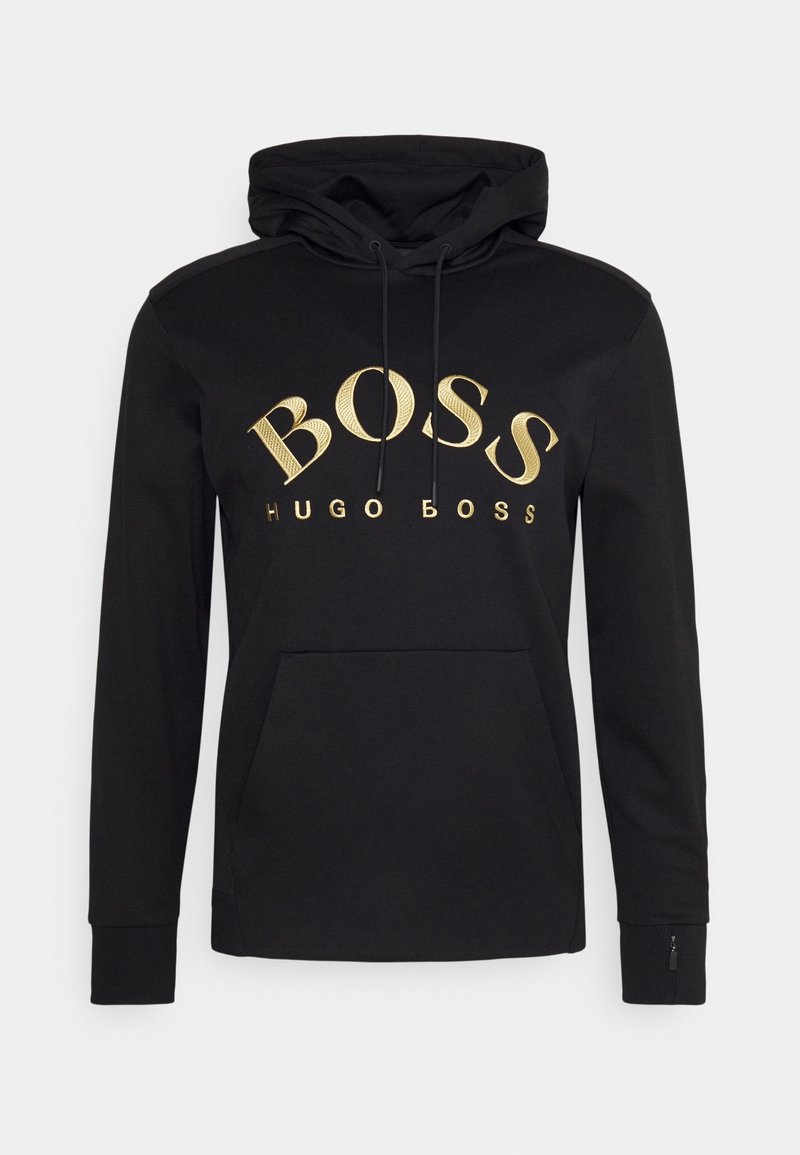 Schwarzer Hoodie aus weichem Stoff, mit einer Kängurutasche vorne, verstellbarer Kapuze mit Kordelzug und auffälligem goldfarbenem "BOSS"-Logo.