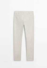 Pantalon slim beige clair avec passants de ceinture et deux poches passepoilées arrière, présenté à plat vue arrière sur fond blanc.