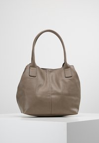 Kožená taška v barvě taupe s kulatým designem, dvěma krátkými držadly a strukturovaným povrchem. Bez viditelného kovového příslušenství nebo ozdob.
