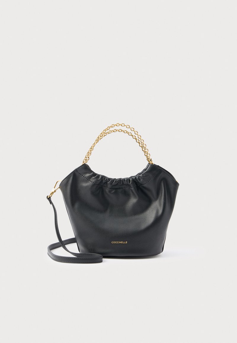 Bolso de mano de cuero negro con parte superior fruncida, asa de cadena dorada, correa de hombro desmontable y detalle sutil de logo en la base.