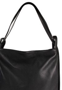 Sac en cuir noir avec une finition texturée, doté de deux longues poignées et d'un haut ouvert, mettant en avant un design minimaliste et arrondi.