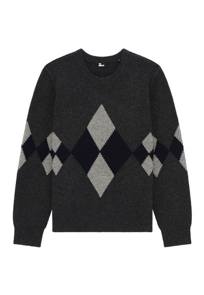 Suéter gris oscuro con un patrón de rombos en azul marino y gris claro, cuello redondo, puños y dobladillo de canalé. Textura suave.